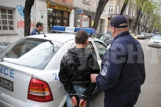 Малолетни апаши отново се проявиха, ченгетата спипаха петима в издънки