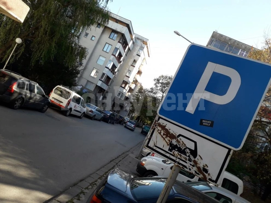 Издирват трима вандали, откършили бариера във Враца