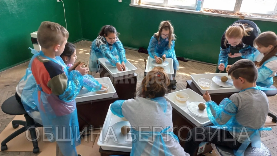 Деца завъртяха грънчарското колело в ОУ „Георги С. Раковски“- с. Бързия