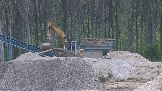 РИОСВ - Враца спря работа на кариера, взривовете напукали пещера край нея