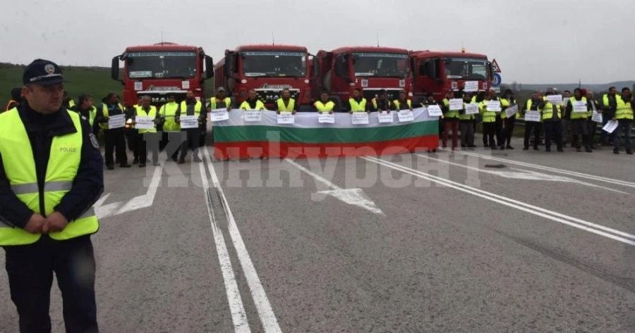 Протестиращи строители блокираха за кратко възлово кръстовище на Е-79 край Видин