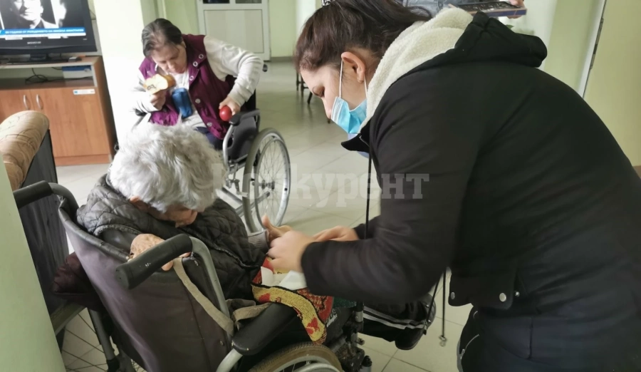 Младежкото обединение на БСП Монтана зарадва възрастни хора от с. Горна Вереница с козунаци за Великден
