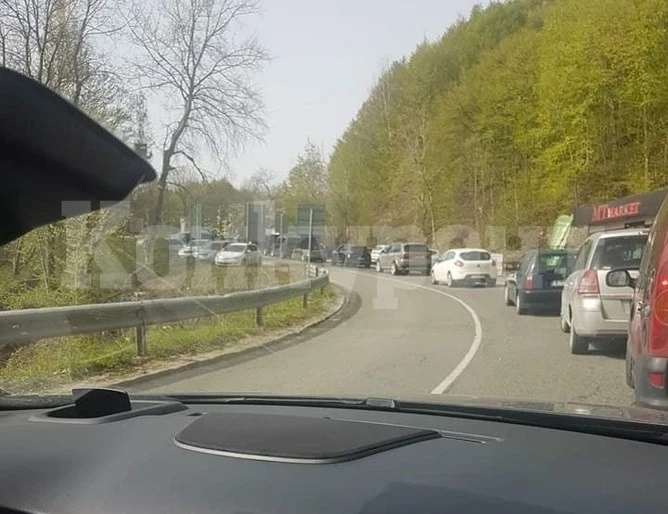 Ентусиасти за пазар в Турция на Велика събота висят по 4 часа на границата