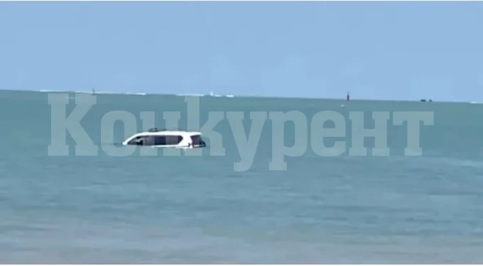 Пълна дивотия: Полицаи потопиха Toyota Land Cruiser СНИМКИ