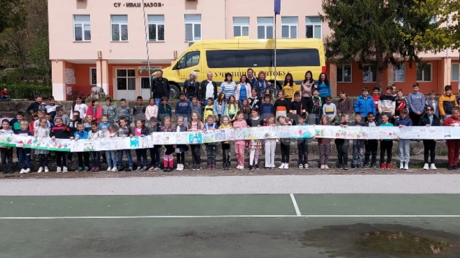 Мездренско училище представи най-дългата рисунка