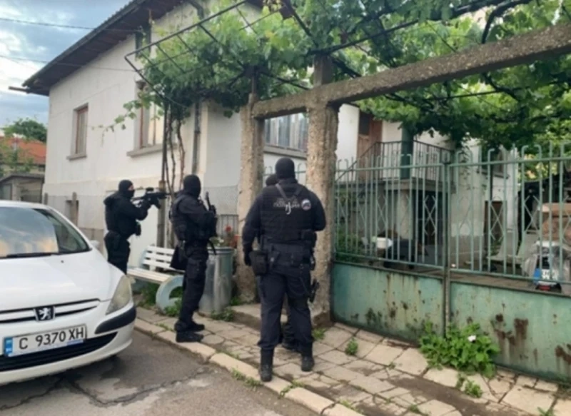 Ченгетата нахлуха в къща в Попица и иззеха незаконни цигари