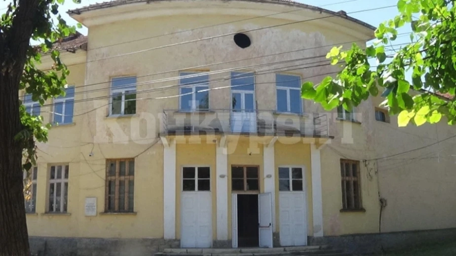 Ремонтират част от покрива на читалището в село Търнак
