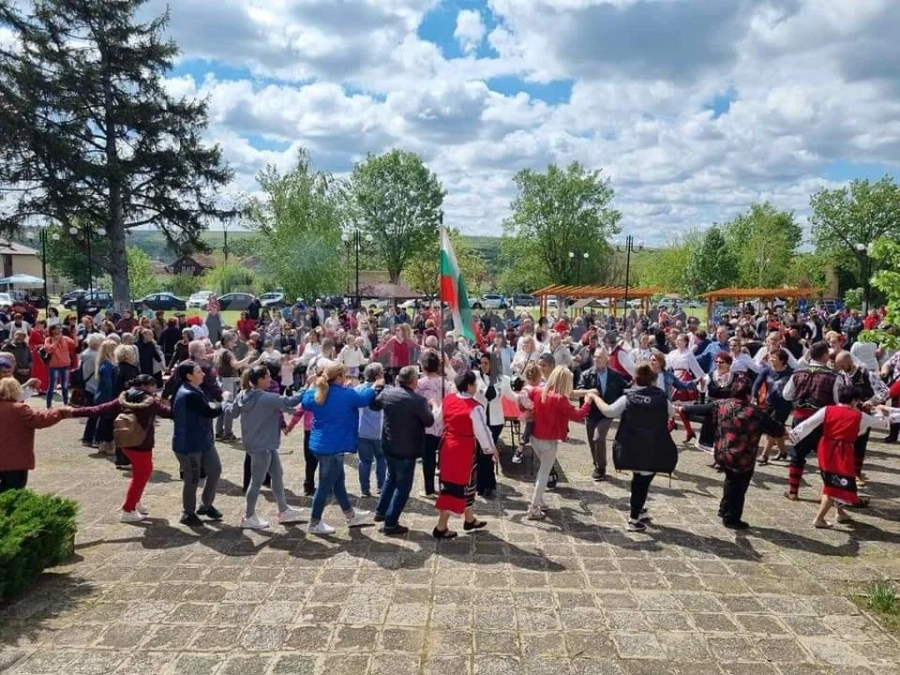 В Крушовица завиват баница, а земята се тресе от хора СНИМКИ