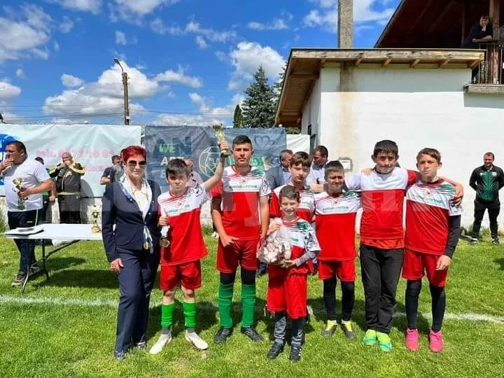 Таланти на Евъргрийн се върнаха от Галата с медали