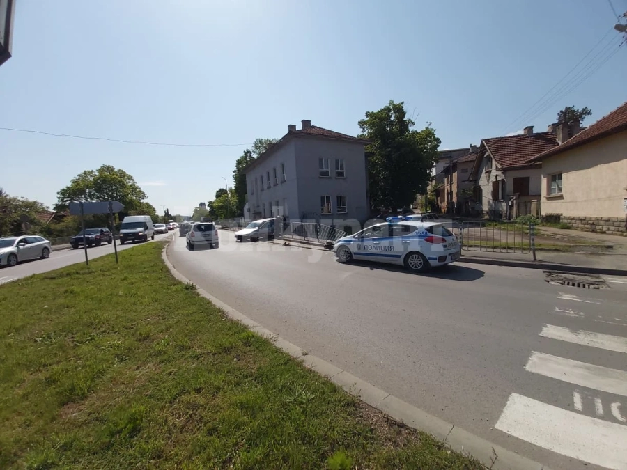 Странна катастрофа блокира възлово кръстовище във Враца СНИМКИ и ВИДЕО