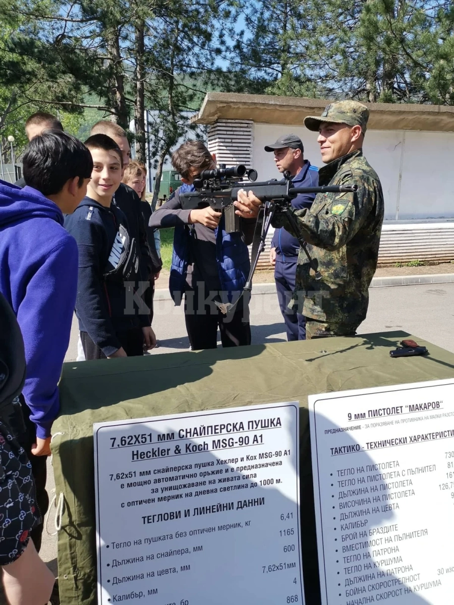 Ученици посетиха Военното формирование във Враца