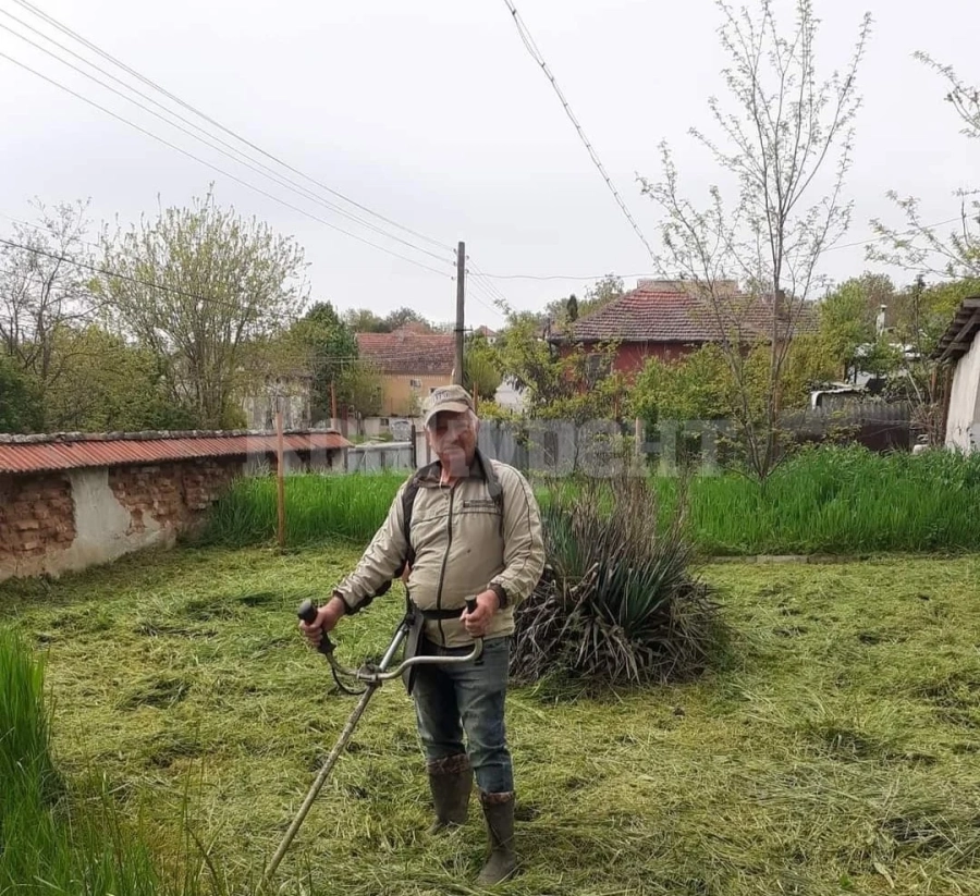 Кмет се видя в чудо и... хвана тримера за косене