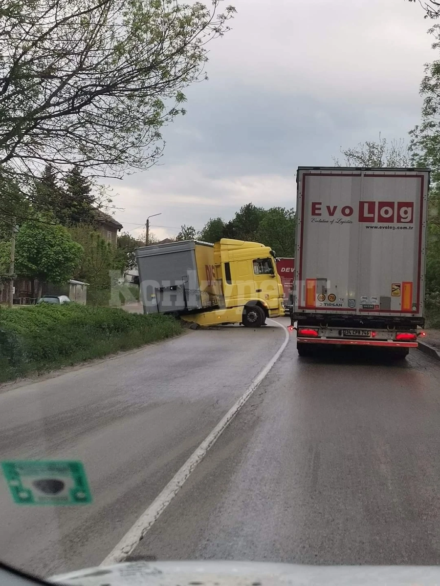 ТИР се завъртя на пътя между Видин и Монтана СНИМКА