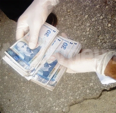 Уволниха човек на Нинова, хванали го да краде пари