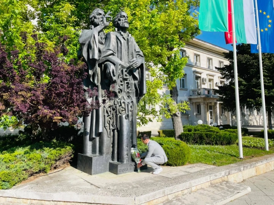 Кметът на Враца поднесе цветя пред паметника на Светите братя Кирил и Методий