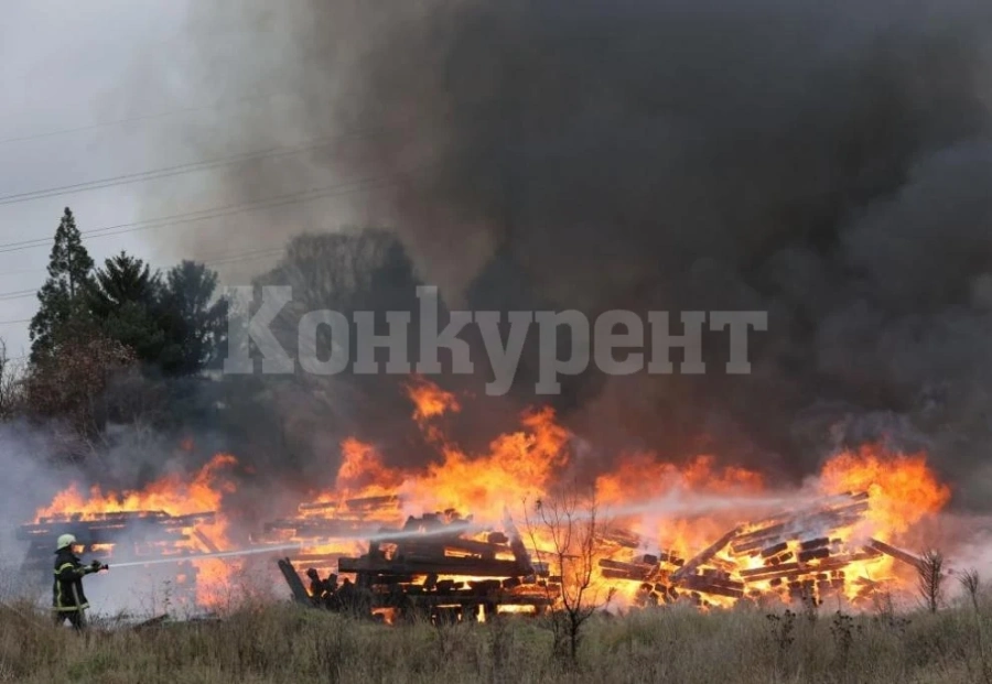 Огромен пожар вилня в кравеферма край Монтана, гасиха го над 4 часа