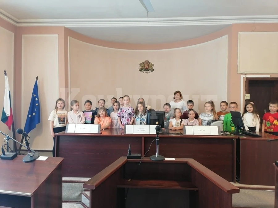 Ученици влязоха в Окръжен съд - Враца СНИМКИ