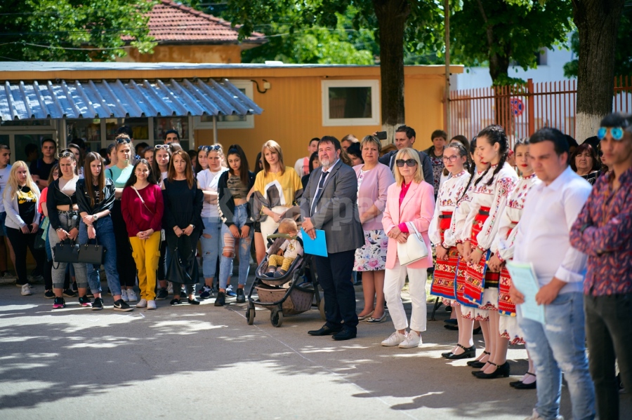 Последен звънец: С тържественост и емоции изпратиха Випуск 2022 на СУ \