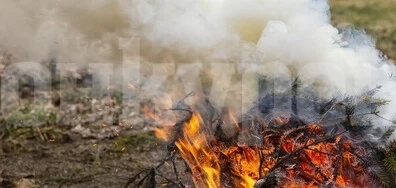 Пожар избухна край жп гара, огънят погълна две дървени траверси от релсите