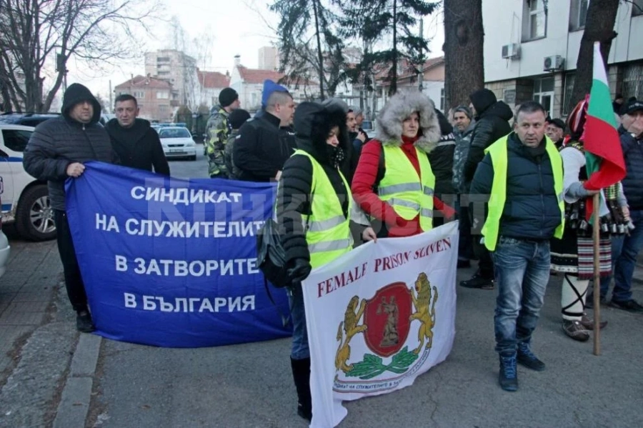 Полицаи и надзиратели отново излизат на протест