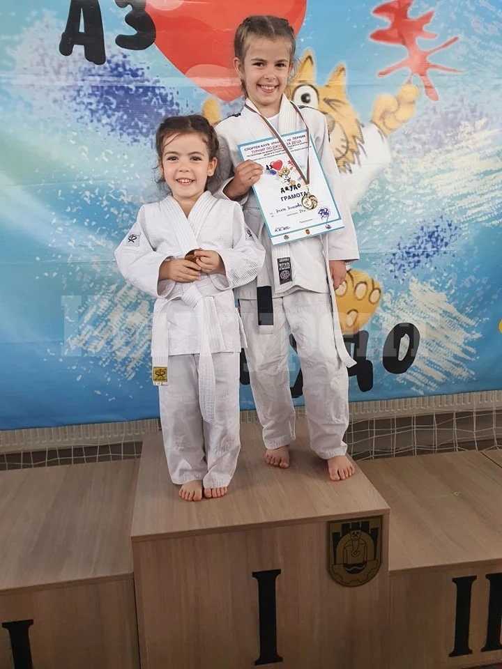 Никол задмина баща си по медали, 4-годишната Нанси тръгна по нейния път СНИМКИ