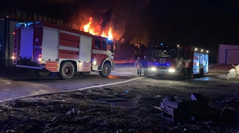 Огнена вендета! Огнеборците гасиха горяща кола в Бяла Слатина