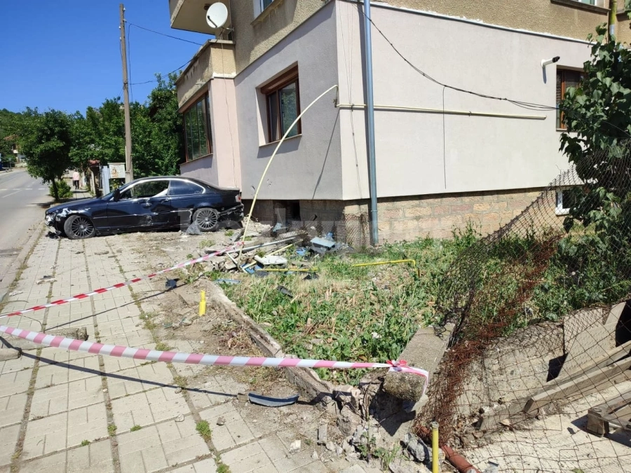 Шофьор отнесе тази нощ стълб, табло на газовата мрежа и огради на два имота в Монтана