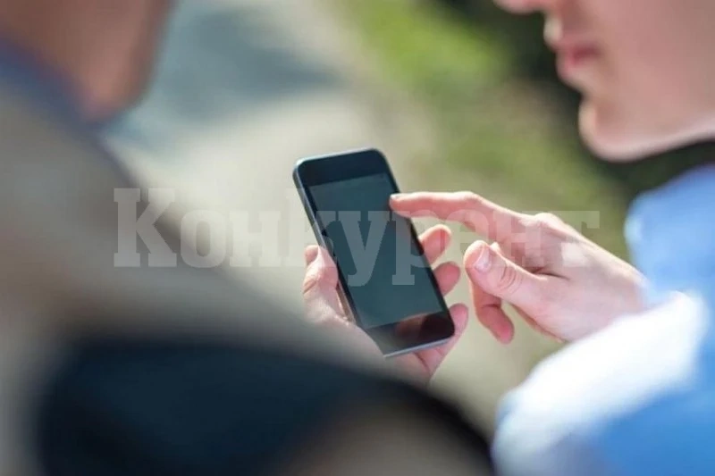 До къде я докарахме! 13-годишна сви телефона на учителя си и го потроши