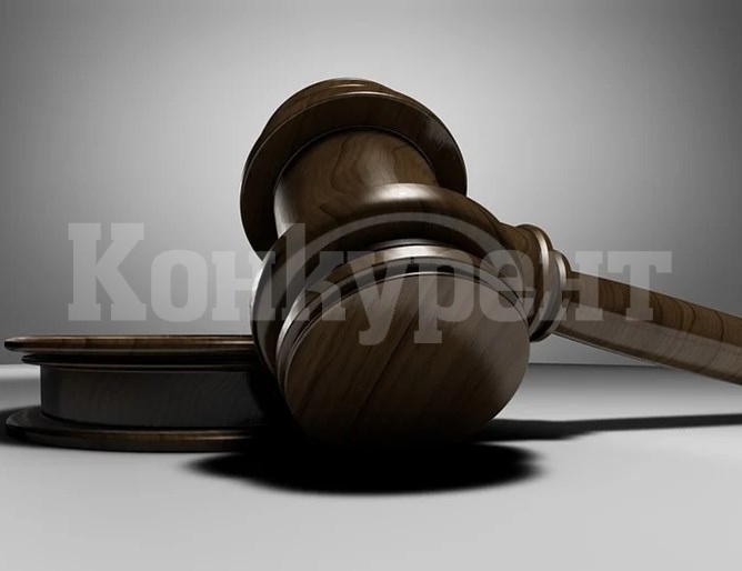 Двама на съд за смъртта на жена, изпуснали греда на главата й от покрив