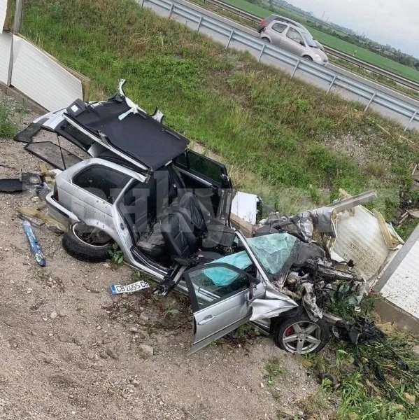 БМВ се вряза в ограда на Струма, има пострадали