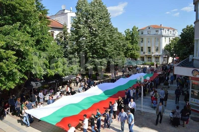 Враца ще отбележи 24 май с празнично шествие и 25-метров трибагреник