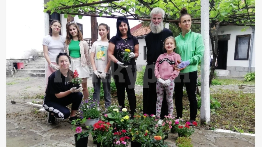 Ученици от Зверино засадиха цветя в Черепишкия манастир