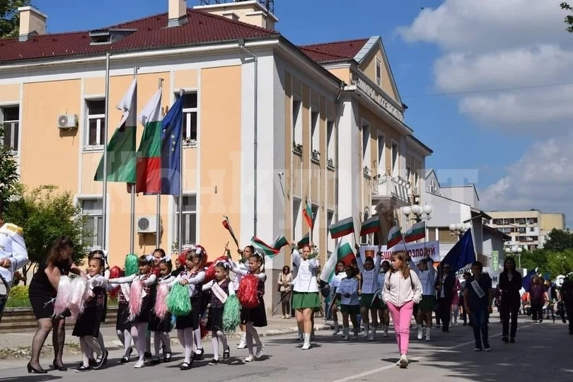 Празнично шествие за 24 май в Козлодуй