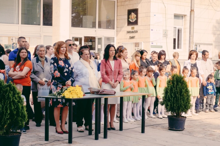 По случай 24 май Община Мездра наградѝ 120 изявени ученици, групи, състави и заслужили учители