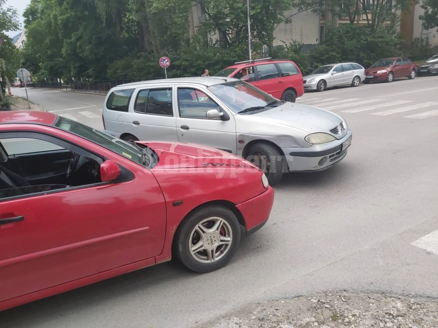 Катастрофа затруднява трафика на кръстовище във Враца СНИМКИ