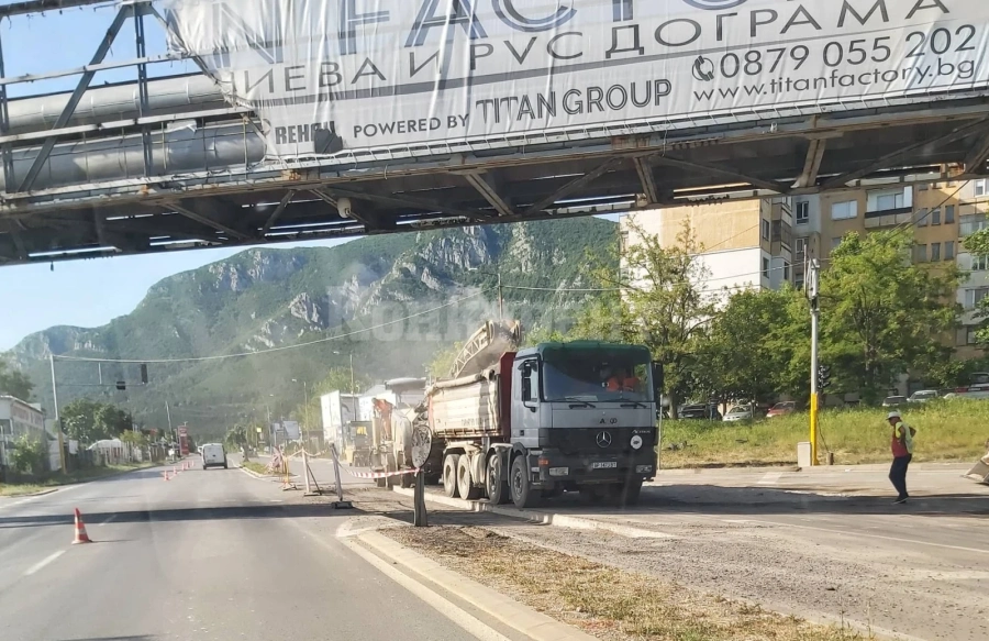 Започна ремонт на взривения участък от булеварда във Враца СНИМКИ