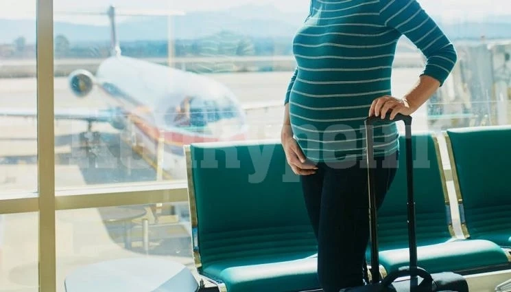 Стюардеса изроди бебе в тоалетната на самолет по време на полет