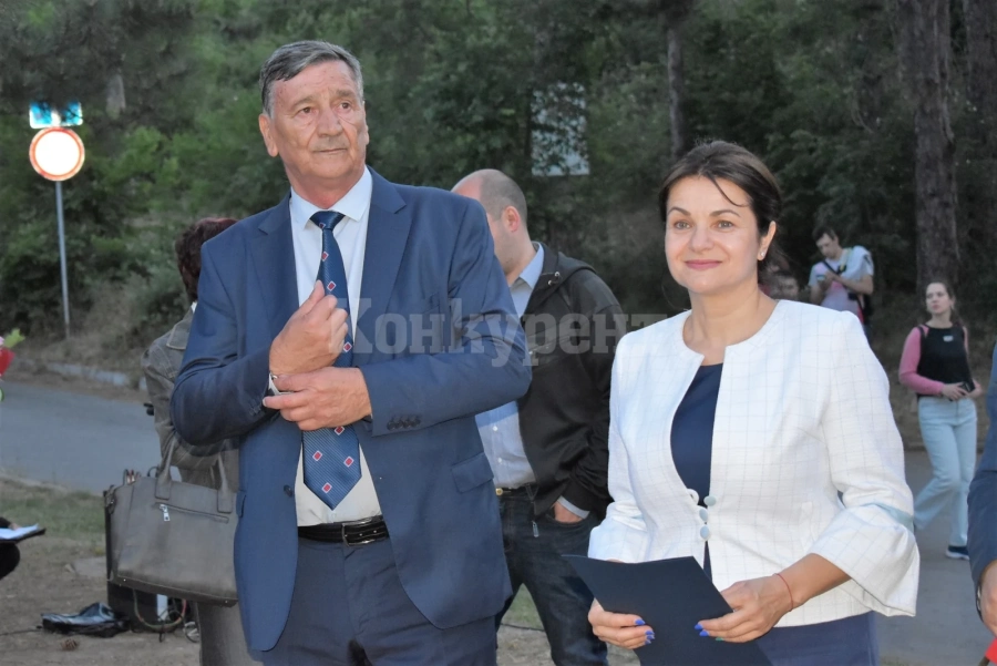 Заместник-председателят на Народното събрание Росица Кирова се поклони пред героите от въстанието в Северозападна България