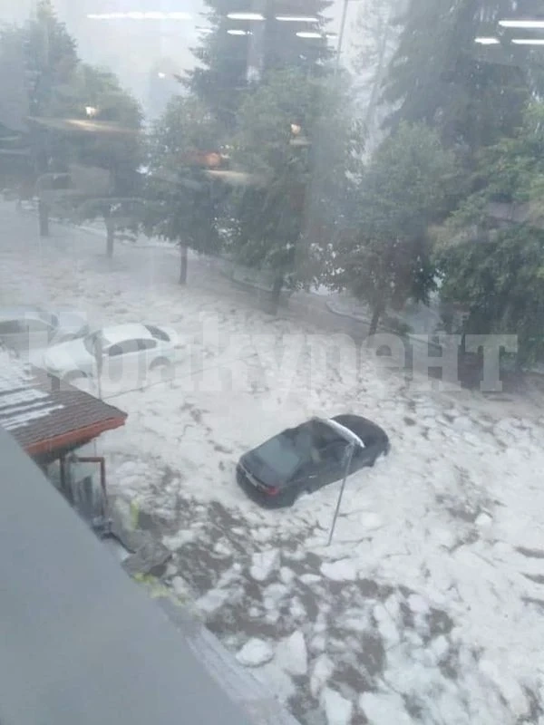 Мощна градушка удари български град