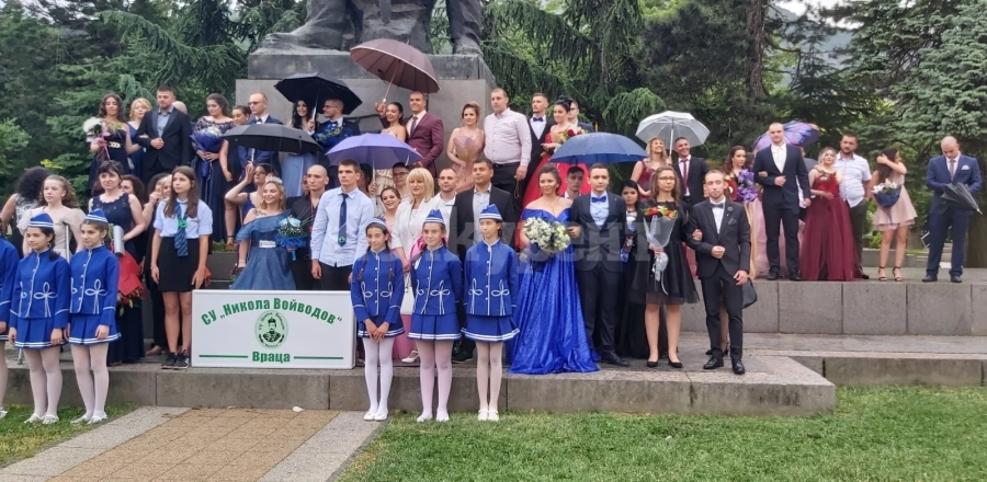 Абитуриентите на СУ „Никола Войводов“ украсиха Враца в съботната вечер СНИМКИ