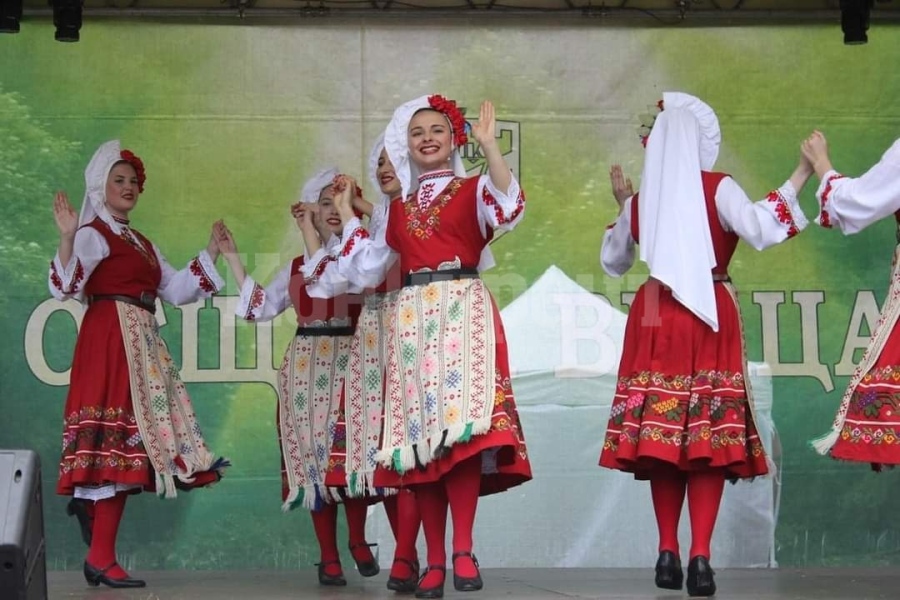 Община Враца зарадва хората с фолклорен концерт СНИМКА+ВИДЕО 