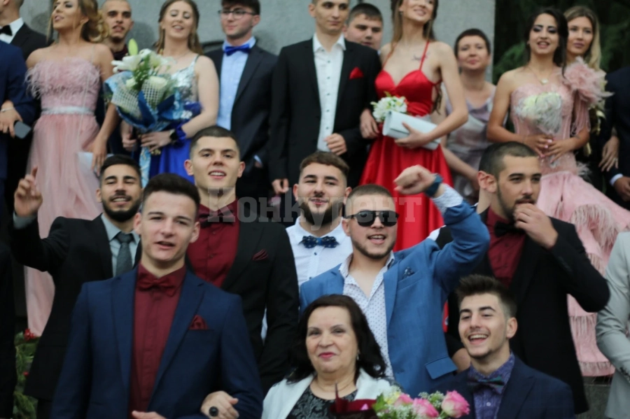 Бъдещият треньор по водна топка Димитър Николов отиде на бал СНИМКИ