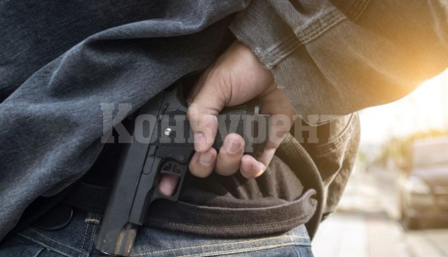 След спор: Мъж стреля с пистолет пред съседи в жилищен блок 