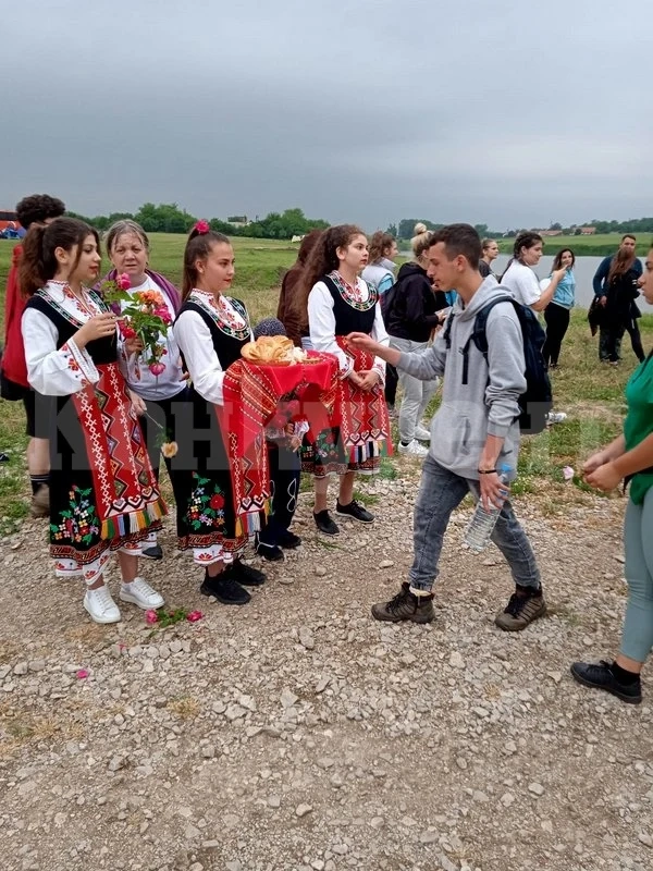 Посрещнаха с хляб и сол походниците в Борован СНИМКИ