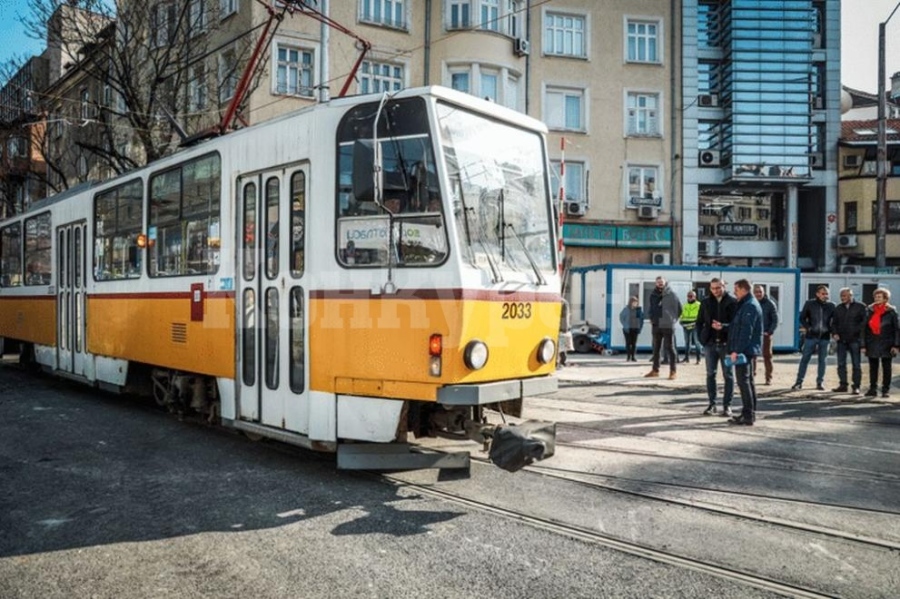 Катастрофа между трамвай и джип в центъра на София
