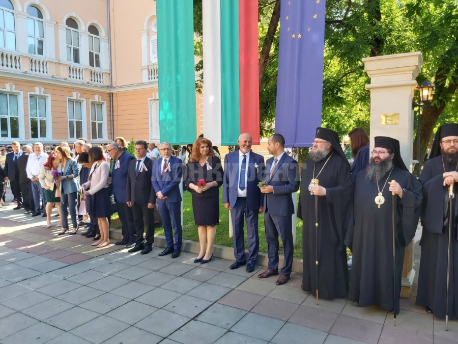 Вицето Илияна Йотова пристигна за празника на СУ „Христо Ботев“-Враца СНИМКИ и ВИДЕО