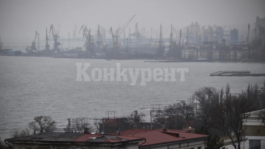 Първи търговски кораб напусна Мариупол, след като Русия превзе града