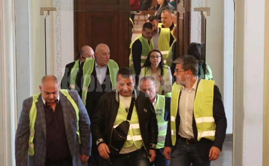 Превозвачите продължават с протестите пред Министерството на транспорта