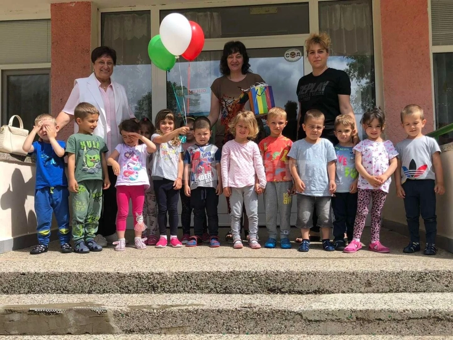 Общественик от Враца зарадва малчугани с книжки и балони