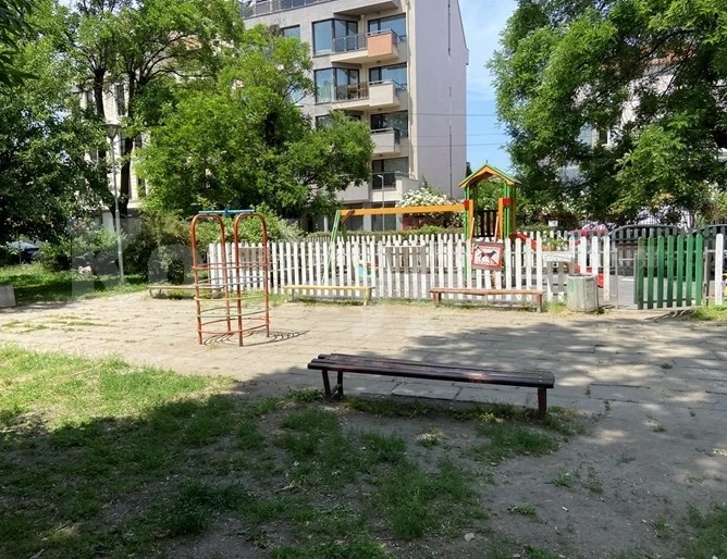 Мъж размаха нож на детска площадка